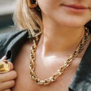 Collier Chaîne Maille Torsadée Dorée Chunky – Bijou Statement Tendance