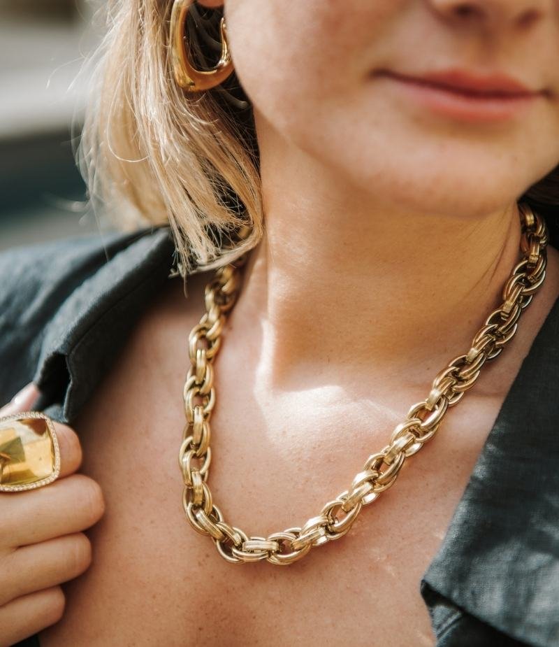 Collier Chaîne Maille Torsadée Dorée Chunky – Bijou Statement Tendance